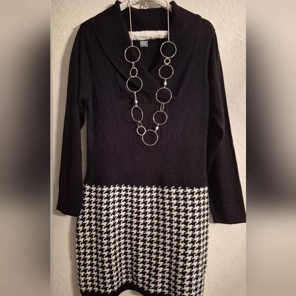 VENUS Dresses & Skirts - Black and White Knit Houndstooth Midi Dress.